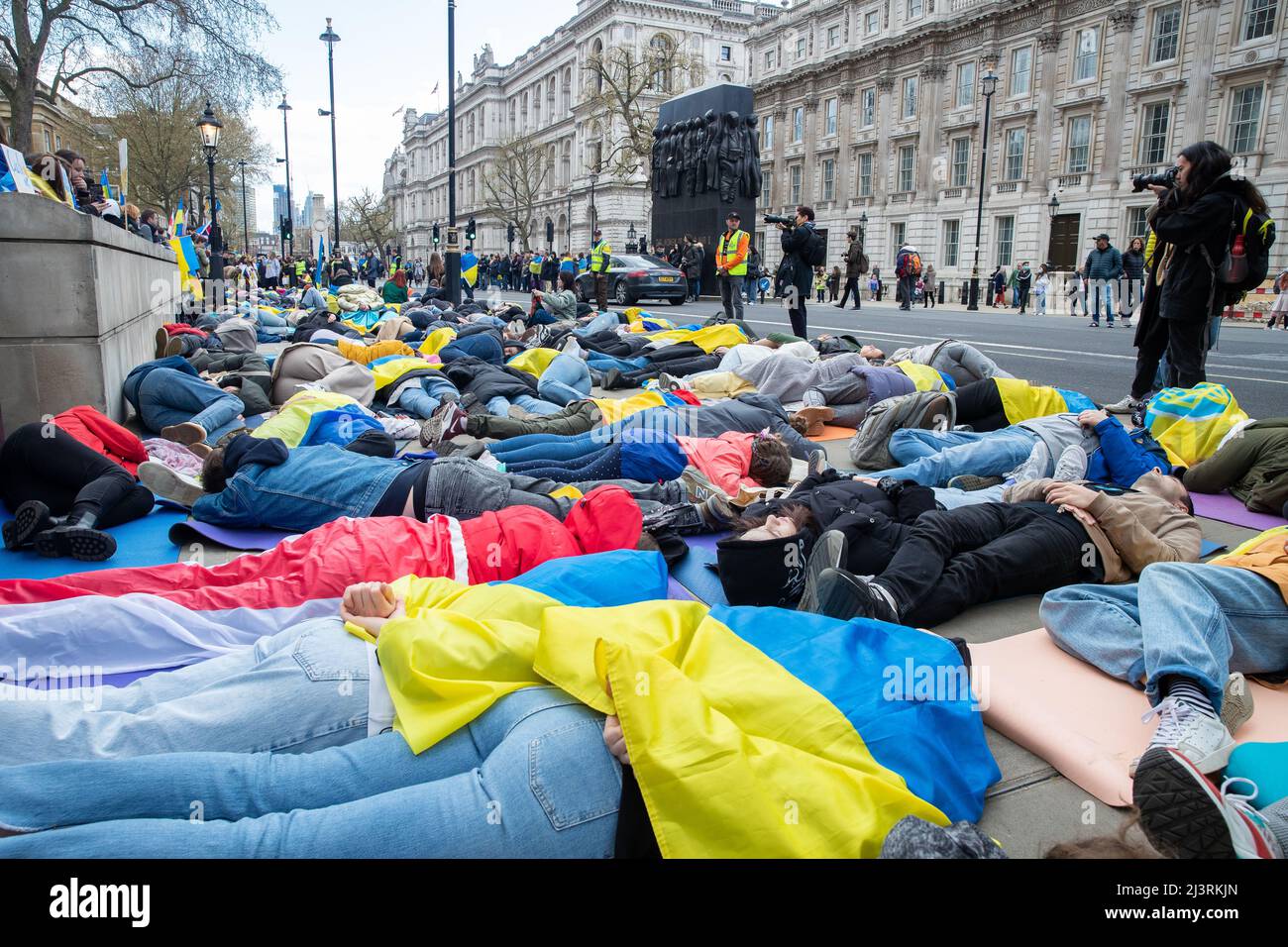 LONDON, 09 2022. APRIL, demonstrieren ukrainische Demonstranten gegen die russische Invasion der Ukraine vor der Downing Street in Whitehall, London. Stockfoto