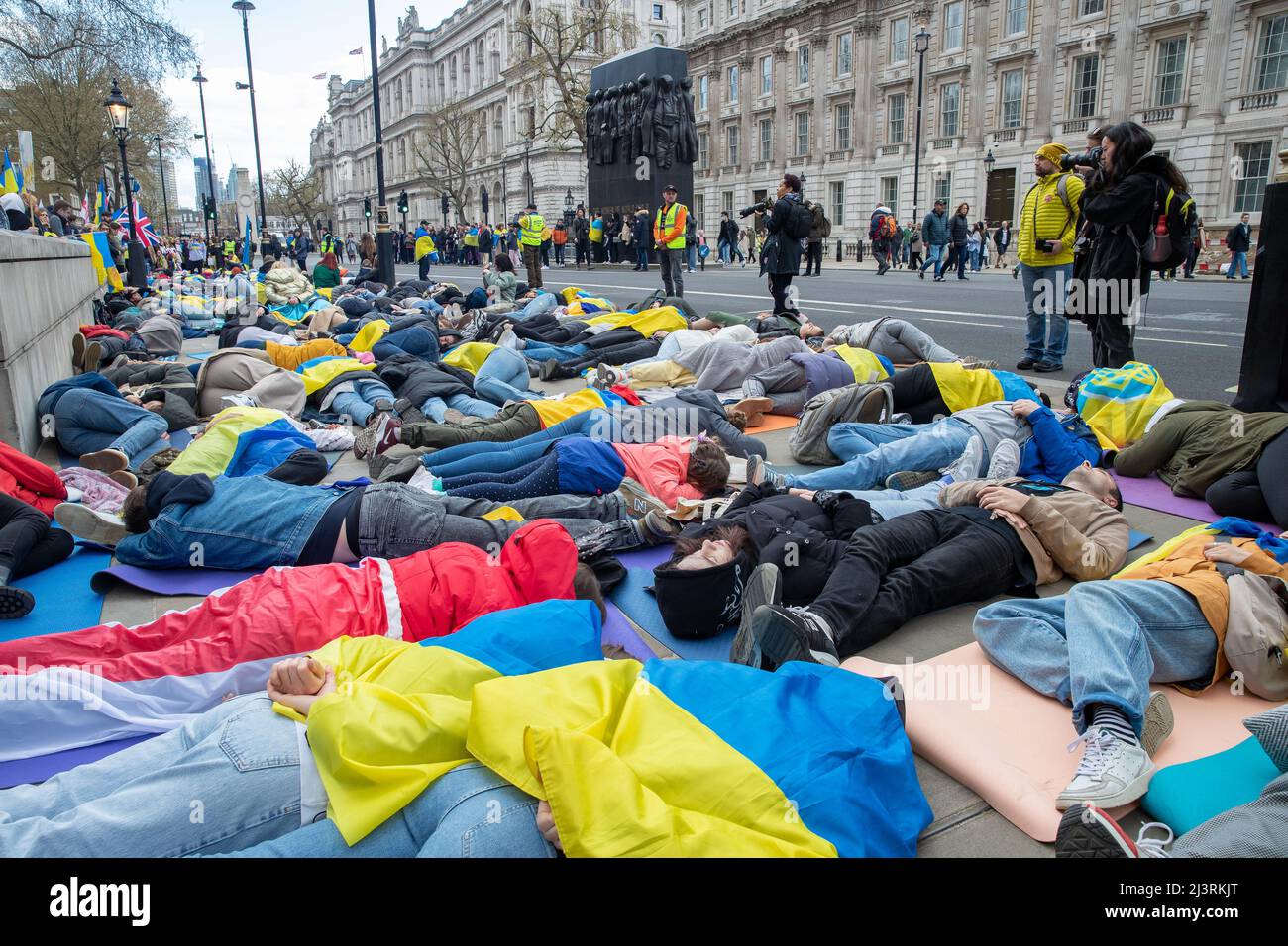 LONDON, 09 2022. APRIL, demonstrieren ukrainische Demonstranten gegen die russische Invasion der Ukraine vor der Downing Street in Whitehall, London. Stockfoto