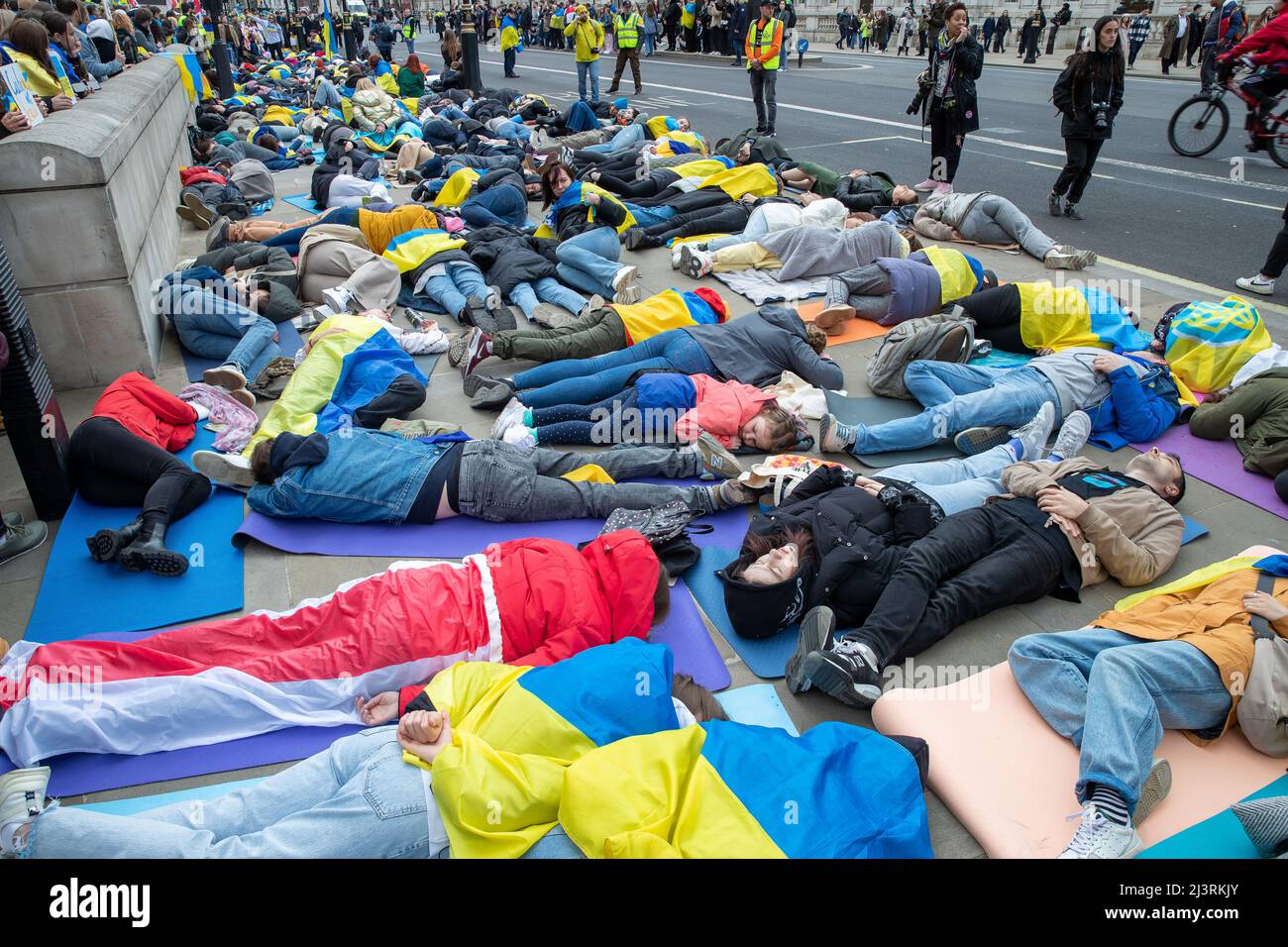 LONDON, 09 2022. APRIL, demonstrieren ukrainische Demonstranten gegen die russische Invasion der Ukraine vor der Downing Street in Whitehall, London. Stockfoto