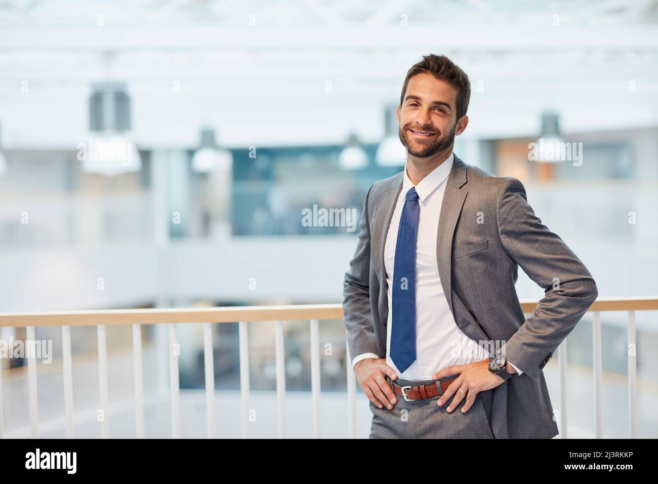 Meine Ambitionen werden immer größer. Porträt eines selbstbewussten jungen Geschäftsmannes, der in einem Büro steht. Stockfoto