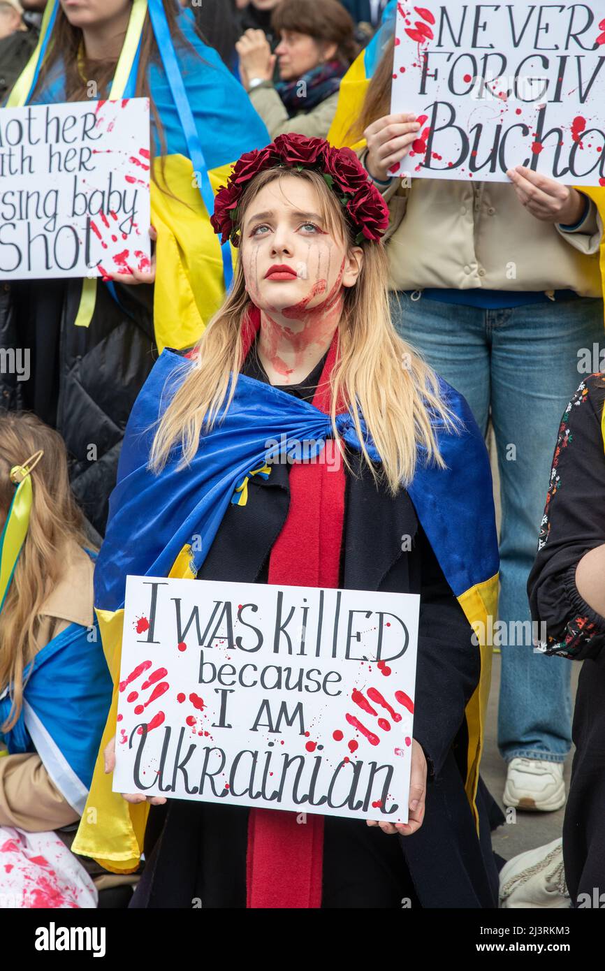 LONDON, 09 2022. APRIL, demonstrieren ukrainische Demonstranten gegen die russische Invasion der Ukraine vor der Downing Street in Whitehall, London. Stockfoto