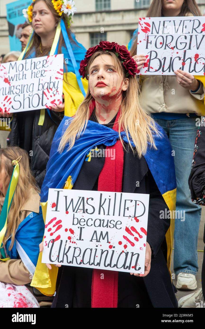 LONDON, 09 2022. APRIL, demonstrieren ukrainische Demonstranten gegen die russische Invasion der Ukraine vor der Downing Street in Whitehall, London. Stockfoto