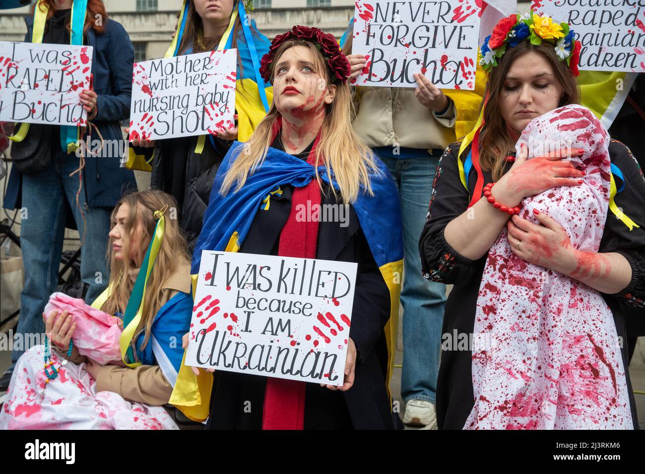 LONDON, 09 2022. APRIL, demonstrieren ukrainische Demonstranten gegen die russische Invasion der Ukraine vor der Downing Street in Whitehall, London. Stockfoto