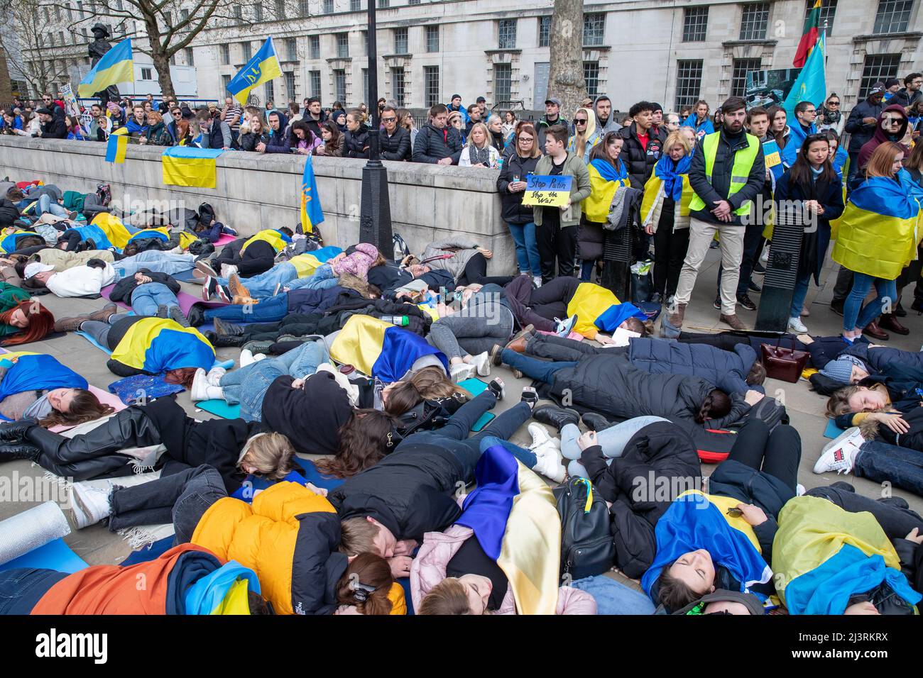 LONDON, 09 2022. APRIL, demonstrieren ukrainische Demonstranten gegen die russische Invasion der Ukraine vor der Downing Street in Whitehall, London. Stockfoto