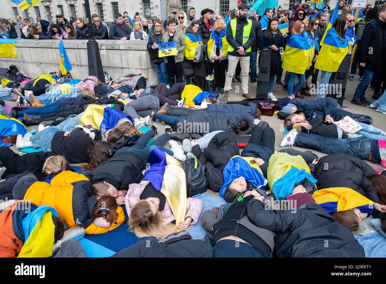 LONDON, 09 2022. APRIL, demonstrieren ukrainische Demonstranten gegen die russische Invasion der Ukraine vor der Downing Street in Whitehall, London. Stockfoto
