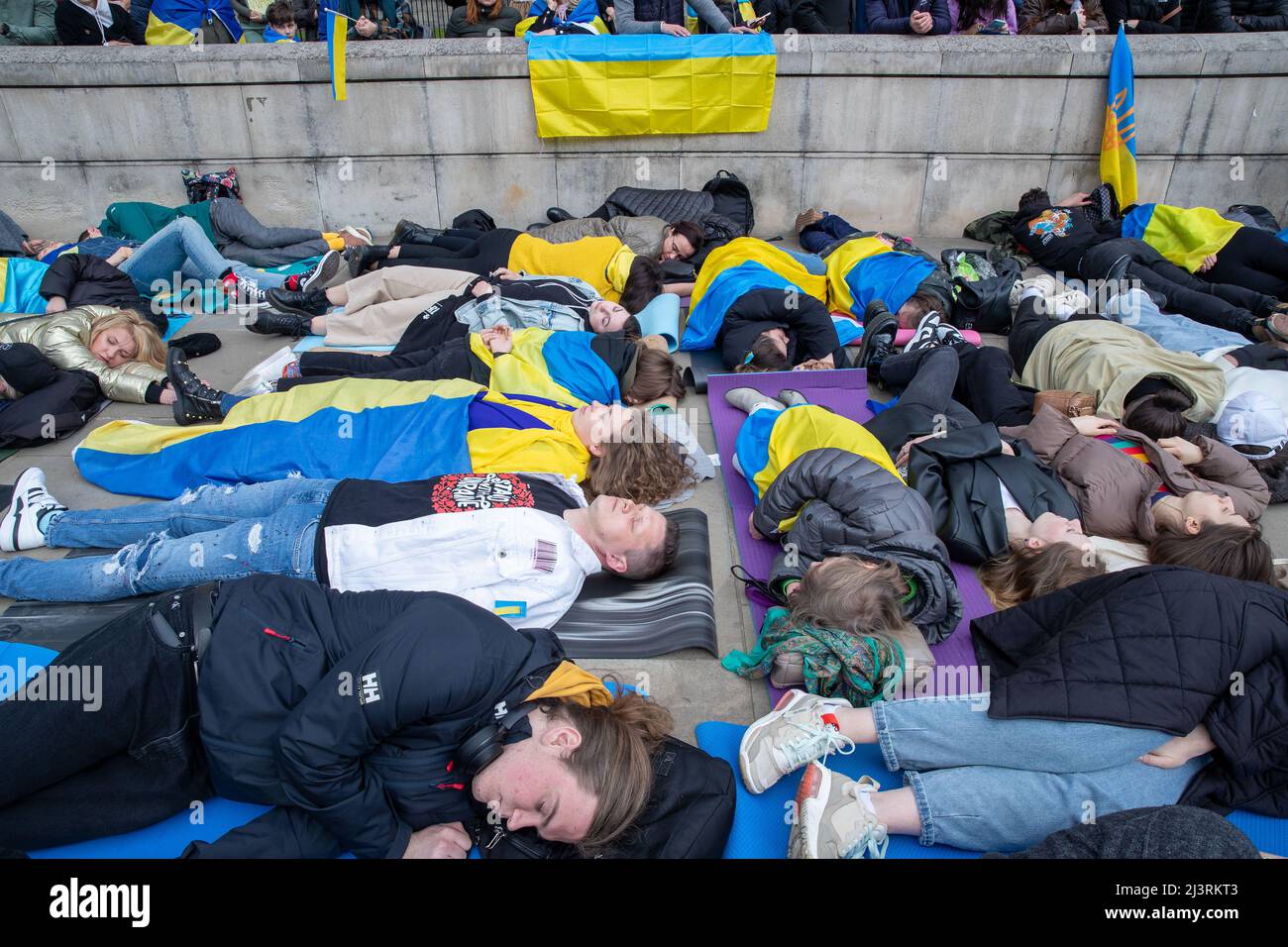 LONDON, 09 2022. APRIL, demonstrieren ukrainische Demonstranten gegen die russische Invasion der Ukraine vor der Downing Street in Whitehall, London. Stockfoto