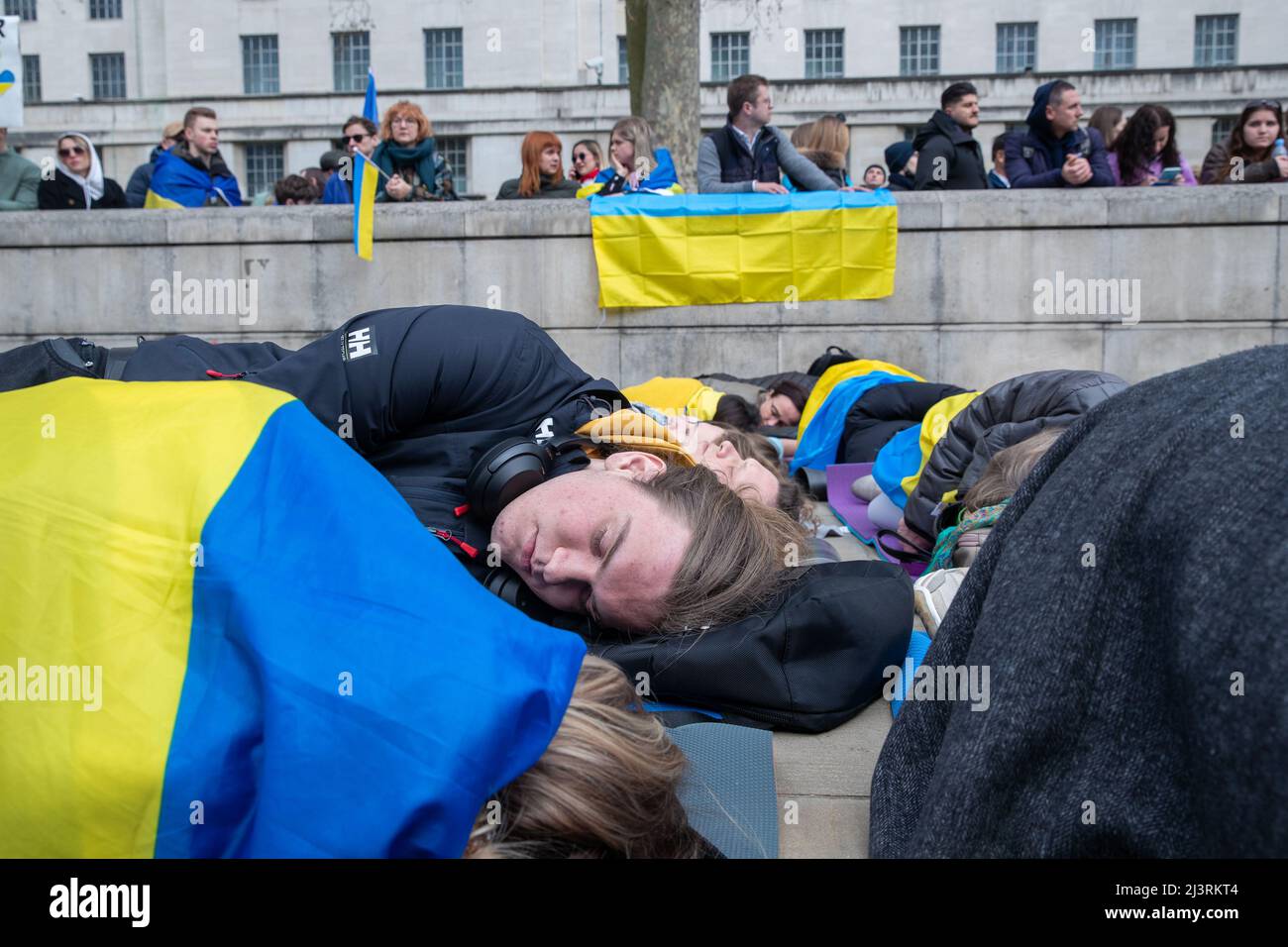 LONDON, 09 2022. APRIL, demonstrieren ukrainische Demonstranten gegen die russische Invasion der Ukraine vor der Downing Street in Whitehall, London. Stockfoto