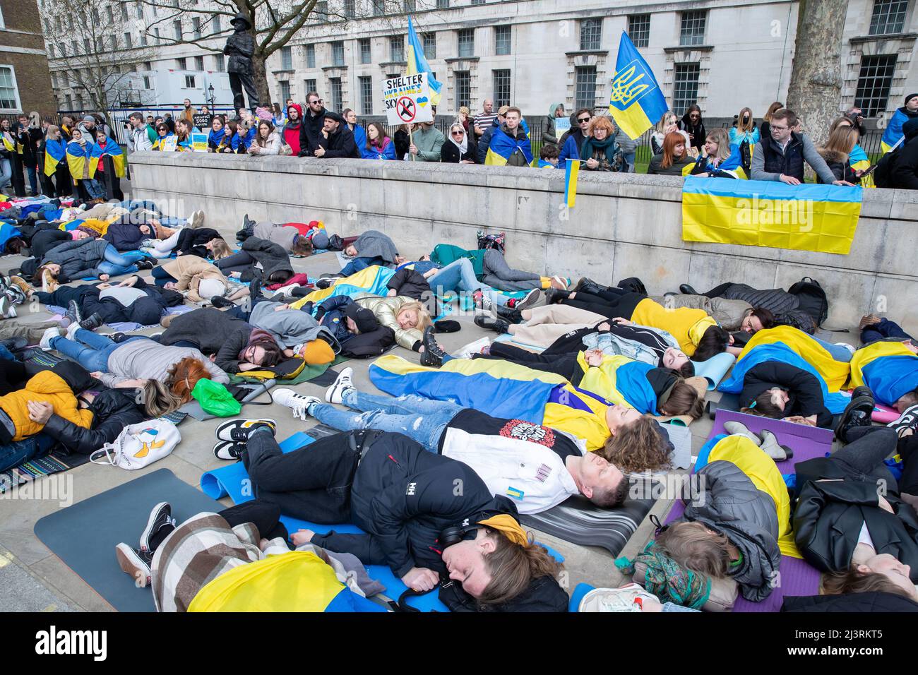 LONDON, 09 2022. APRIL, demonstrieren ukrainische Demonstranten gegen die russische Invasion der Ukraine vor der Downing Street in Whitehall, London. Stockfoto