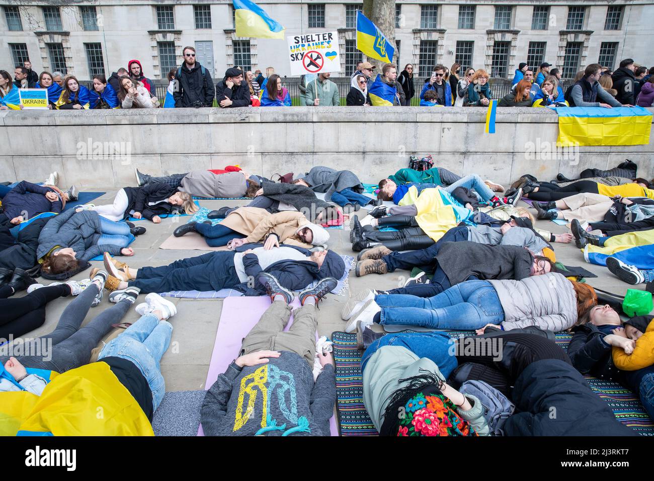 LONDON, 09 2022. APRIL, demonstrieren ukrainische Demonstranten gegen die russische Invasion der Ukraine vor der Downing Street in Whitehall, London. Stockfoto