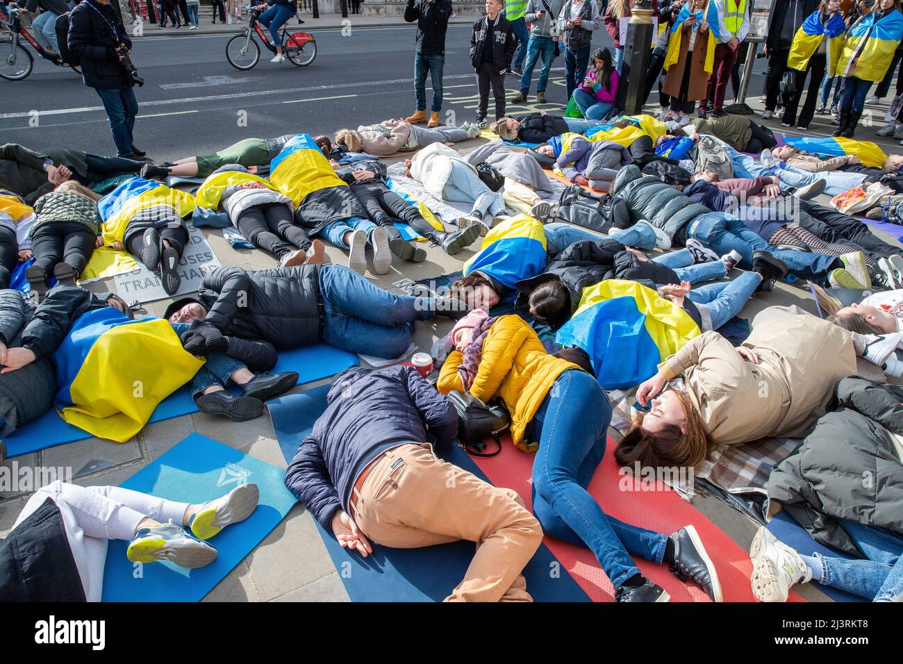 LONDON, 09 2022. APRIL, demonstrieren ukrainische Demonstranten gegen die russische Invasion der Ukraine vor der Downing Street in Whitehall, London. Stockfoto