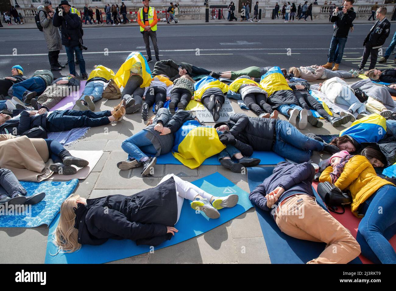 LONDON, 09 2022. APRIL, demonstrieren ukrainische Demonstranten gegen die russische Invasion der Ukraine vor der Downing Street in Whitehall, London. Stockfoto