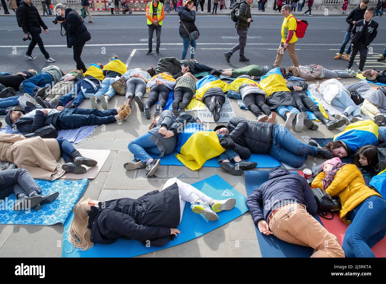 LONDON, 09 2022. APRIL, demonstrieren ukrainische Demonstranten gegen die russische Invasion der Ukraine vor der Downing Street in Whitehall, London. Stockfoto