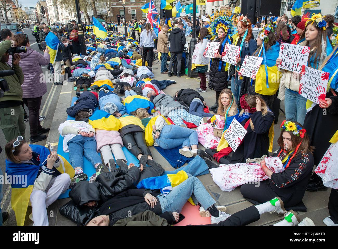 LONDON, 09 2022. APRIL, demonstrieren ukrainische Demonstranten gegen die russische Invasion der Ukraine vor der Downing Street in Whitehall, London. Stockfoto