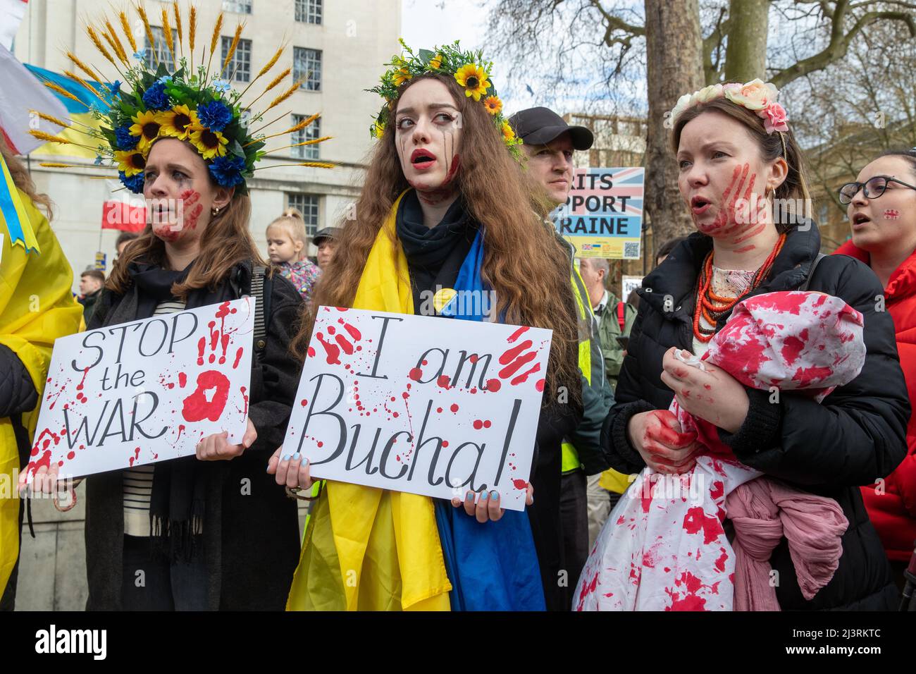 LONDON, 09 2022. APRIL, demonstrieren ukrainische Demonstranten gegen die russische Invasion der Ukraine vor der Downing Street in Whitehall, London. Stockfoto