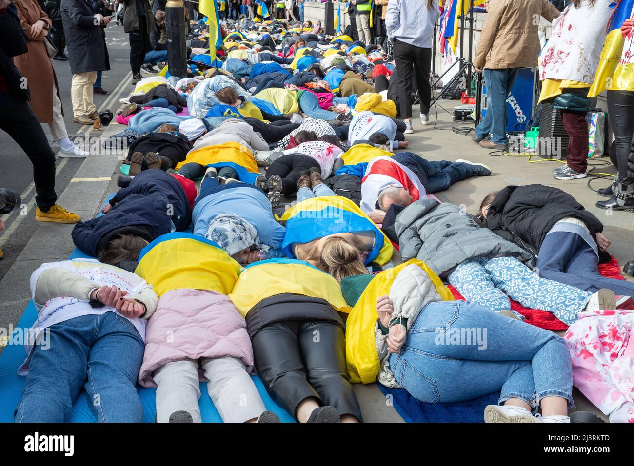 LONDON, 09 2022. APRIL, demonstrieren ukrainische Demonstranten gegen die russische Invasion der Ukraine vor der Downing Street in Whitehall, London. Stockfoto