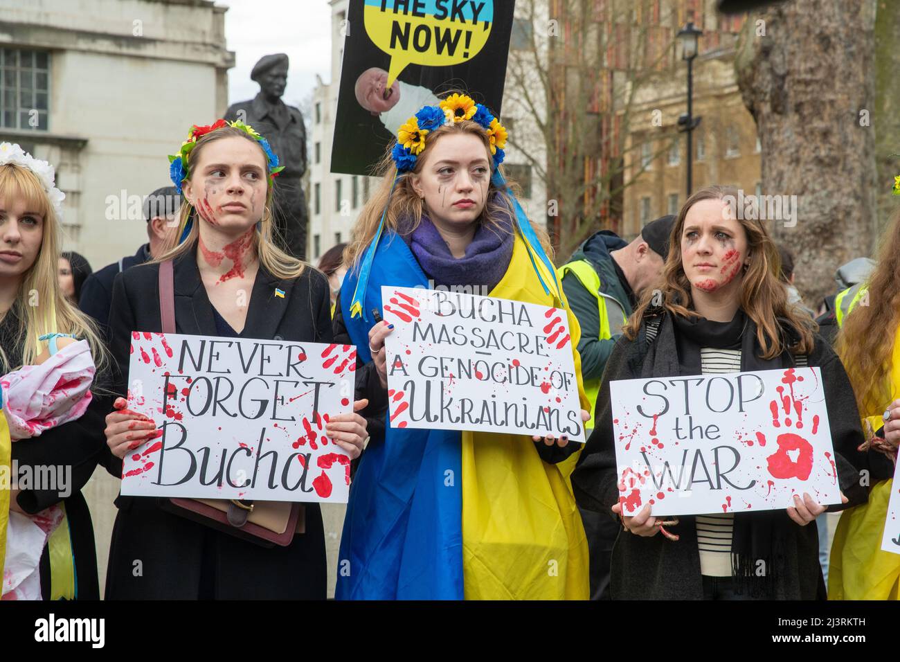 LONDON, 09 2022. APRIL, demonstrieren ukrainische Demonstranten gegen die russische Invasion der Ukraine vor der Downing Street in Whitehall, London. Stockfoto