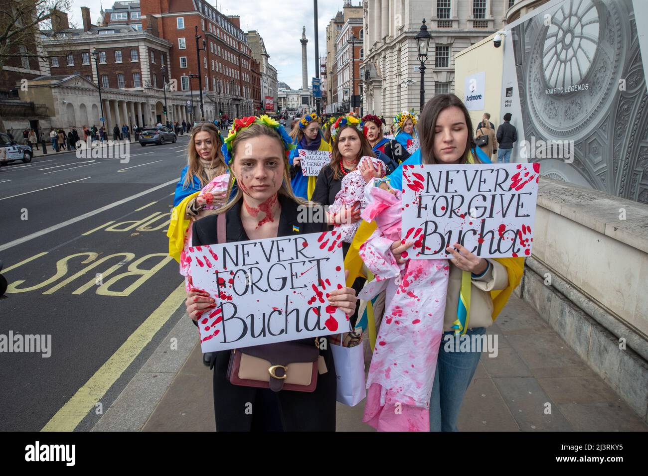 LONDON, 09 2022. APRIL, demonstrieren ukrainische Demonstranten gegen die russische Invasion der Ukraine vor der Downing Street in Whitehall, London. Stockfoto