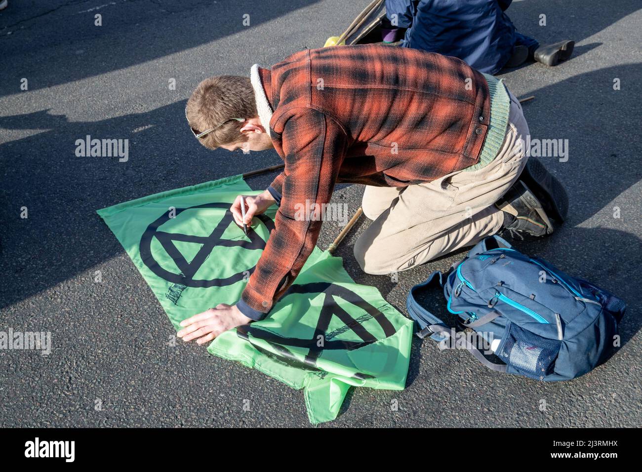 LONDON, 09 2022. APRIL, Extinction Rebellion marschieren am Eröffnungstag des Frühjahrsaufstandes durch das Zentrum Londons. Die Gruppe fordert ein Ende der Investitionen in fossile Brennstoffe. Stockfoto