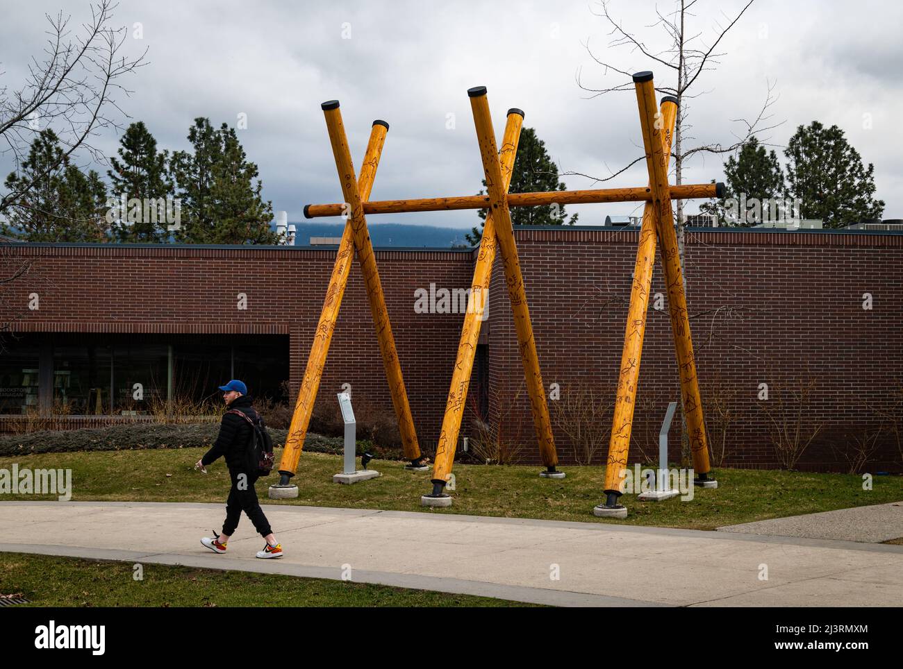 U. B.C. Holzskulptur Sniliʔtn , ein Nsyilxcn-Wort, das „ein Ort, an dem Menschen übernachten“ bedeutet, das 2016 vom Herzog und der Herzogin von Cambridge gewidmet wurde. Stockfoto