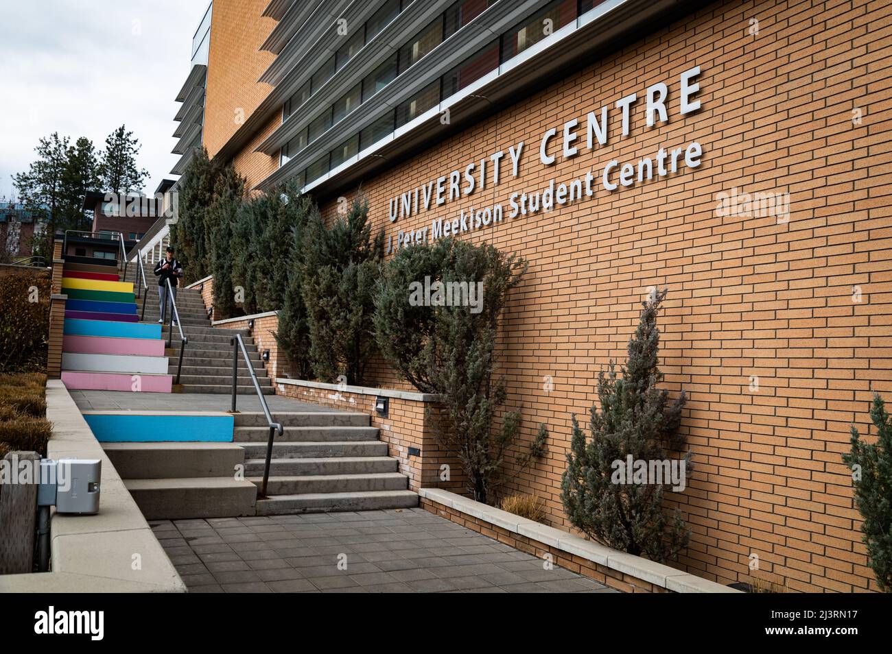 Foto des Student Center an der University of British Columbia, mit gemaltem „Progress Pride“, gemalten Stufen daneben. Stockfoto