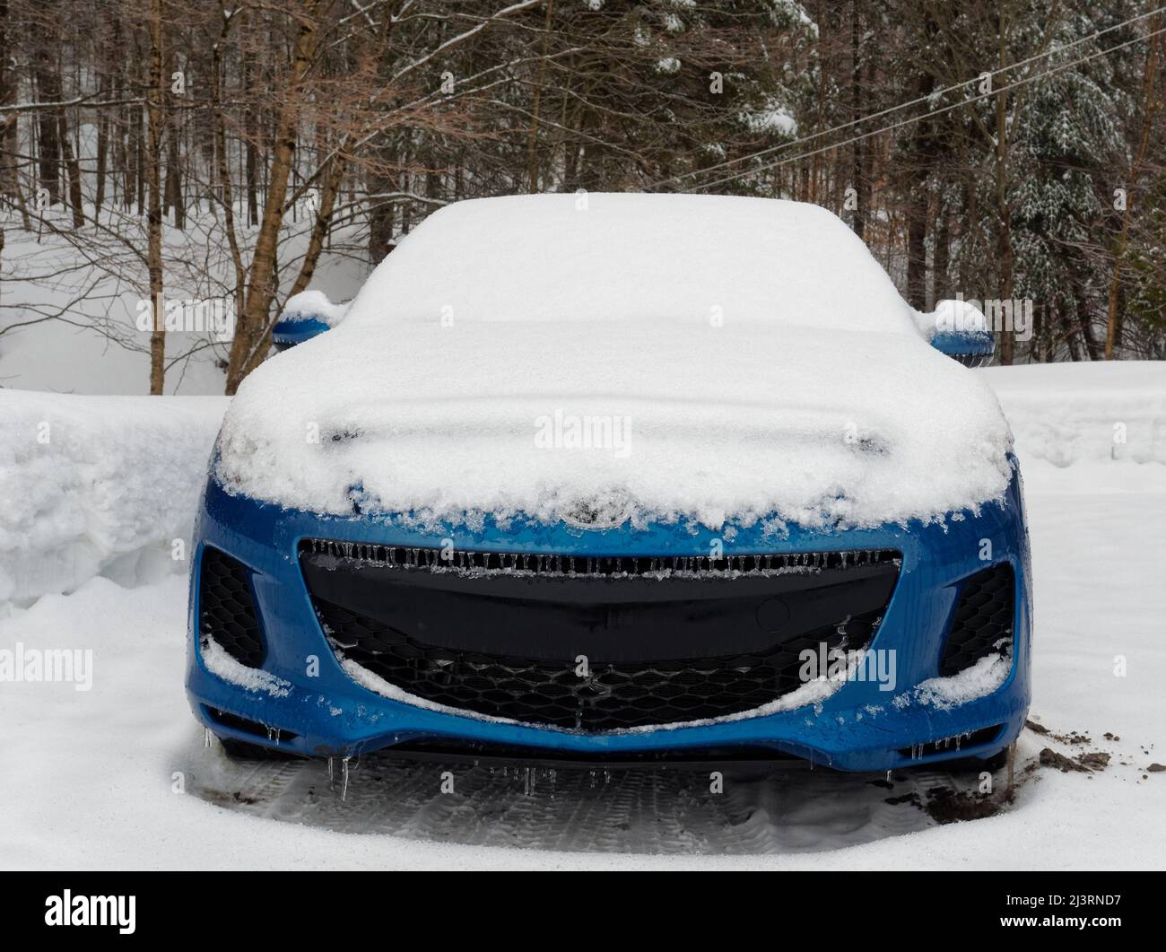 Ein schneebedecktes Auto. Quebec, Kanada Stockfoto
