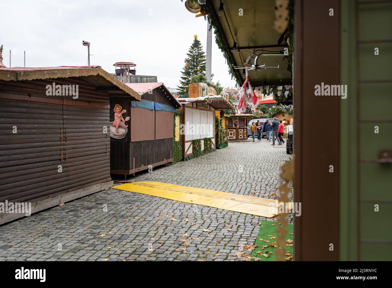 Dresdner Striezelmarkt mit kleinen Holzhäusern am berühmten Weihnachtsmarkt in Sachsen. Eine Reihe von kleinen Hütten, die geschlossen sind. Eine kleine Gruppe. Stockfoto