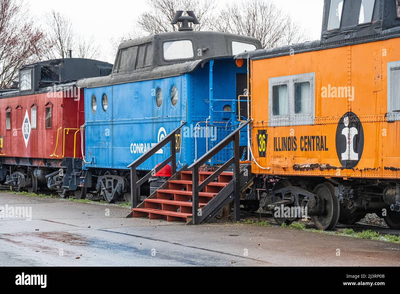 Farbenfrohe Caboose-Triebwagen der Schlafeinheit im Red Caboose Motel in Ronks, Lancaster County, Pennsylvania. (USA) Stockfoto