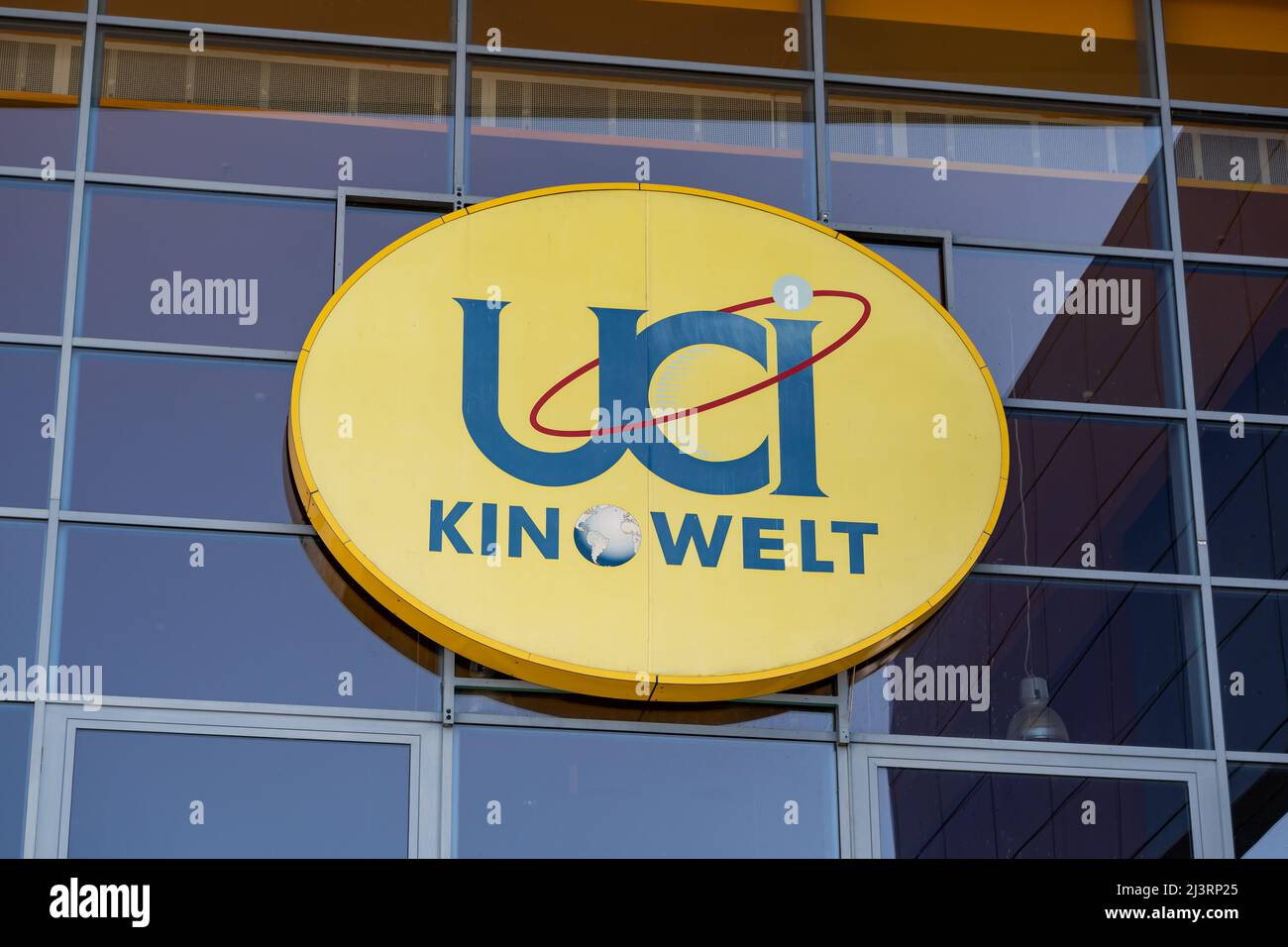 UCI Kinowelt Logo auf einer Glasfassade in der Stadt. Gebäude der United Cinemas International im Einkaufszentrum Elbe Park. Berühmtes Kino. Stockfoto