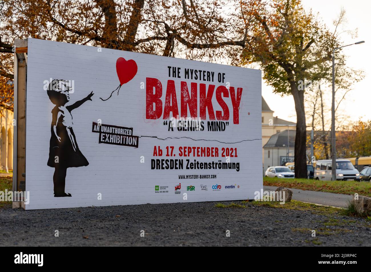 Banksy Ausstellungswerbung neben einer Hauptstraße. Ein genialer Geist ist eine beliebte, nicht autorisierte Ausstellung mit urbaner Kunst. Das riesige Plakat. Stockfoto