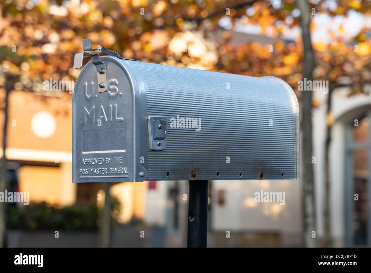 US-Briefkasten, der auf einem Hof steht. Metallbox für den Empfang von Briefen und kleinen Paketen. Typisches amerikanisches Lifestyle-Deko-Objekt zu Hause. Retro-Postkasten Stockfoto