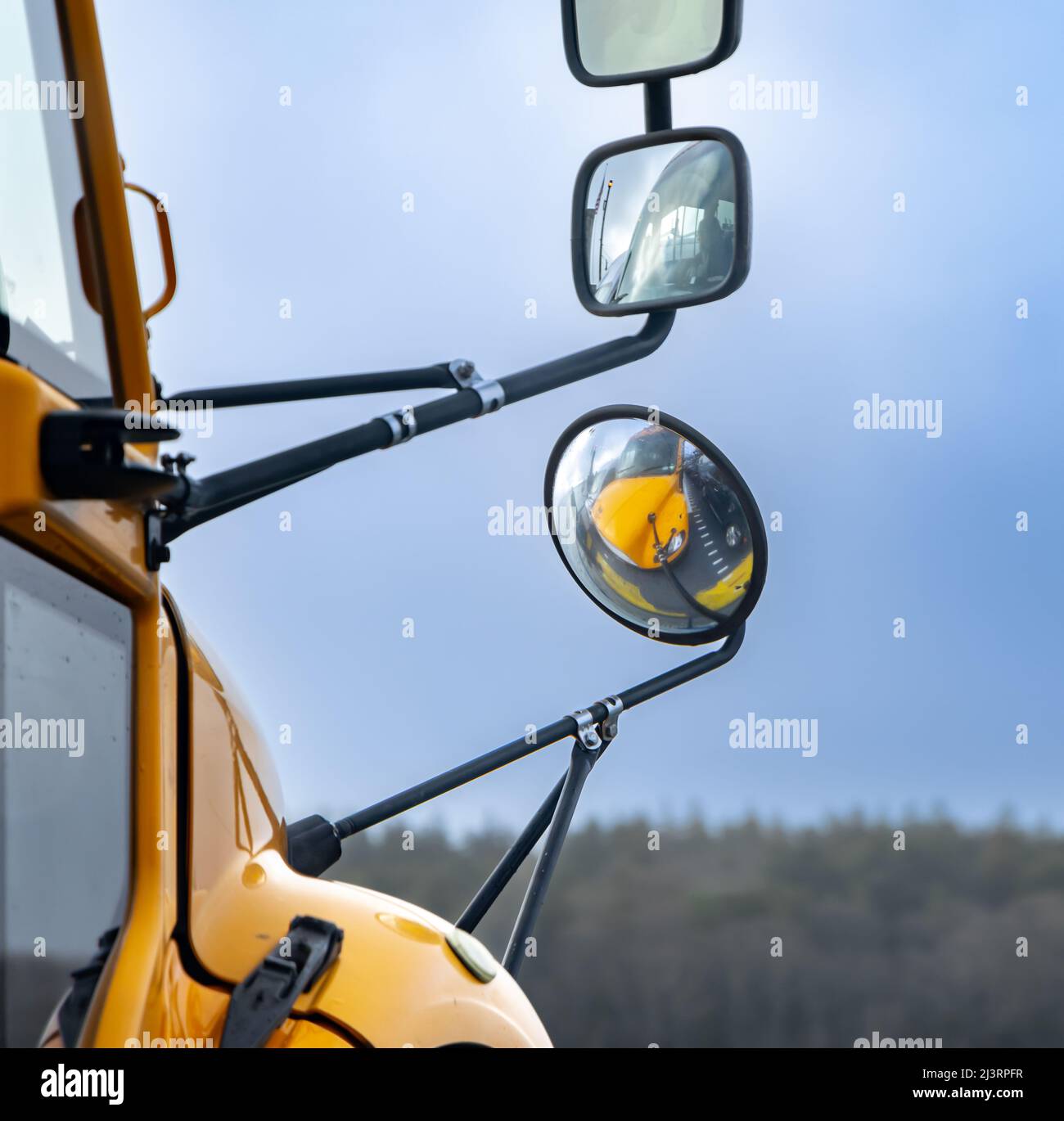 Detailbild von Spiegeln auf einem Schulbus Stockfoto