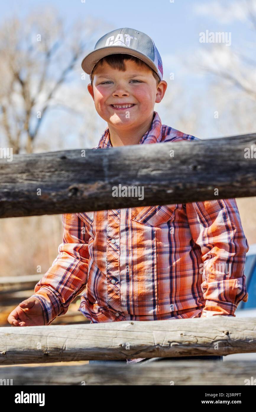 Ranch-Kinder spielen auf der Hutchinson Ranch in der Nähe von Salida im Frühjahr beim Branding Event: Colorado; USA Stockfoto