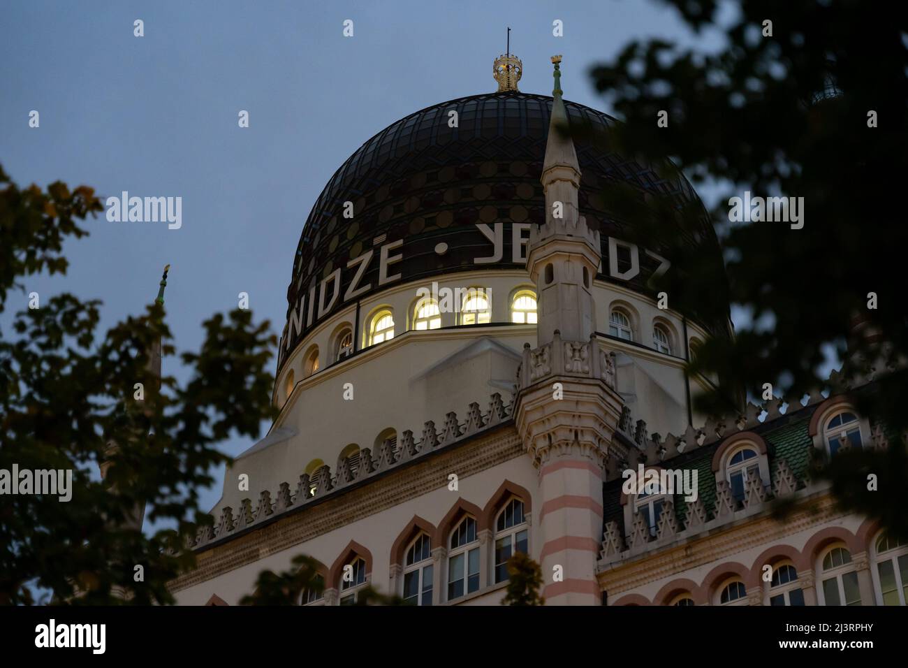 Yenidze Bürogebäude in der Stadt. Blick auf die Kuppel vor dem wolkenlosen Himmel. Das Haus ist im architektonischen Stil einer Moschee gebaut. Stockfoto