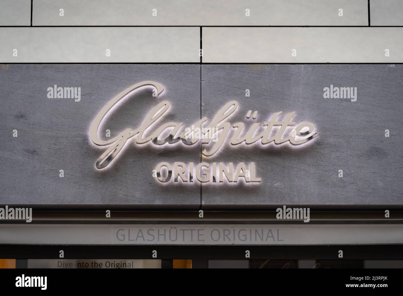 Glashütte Original-Logo an der Fassade eines Ladens. Beleuchtete Schriftzüge an der Außenfassade eines Gebäudes. Luxus-Marke von teuren Uhren mit hoher Qualität. Stockfoto