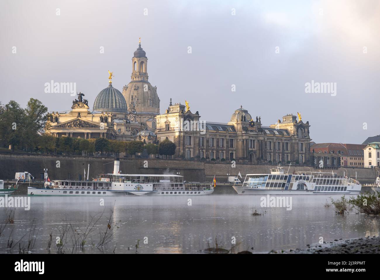 Berühmte Gebäude in der Altstadt an der Elbe. Dampfschiffe befinden sich vor der Stadt. Wunderschöne historische Architektur im Sonnenlicht. Stockfoto