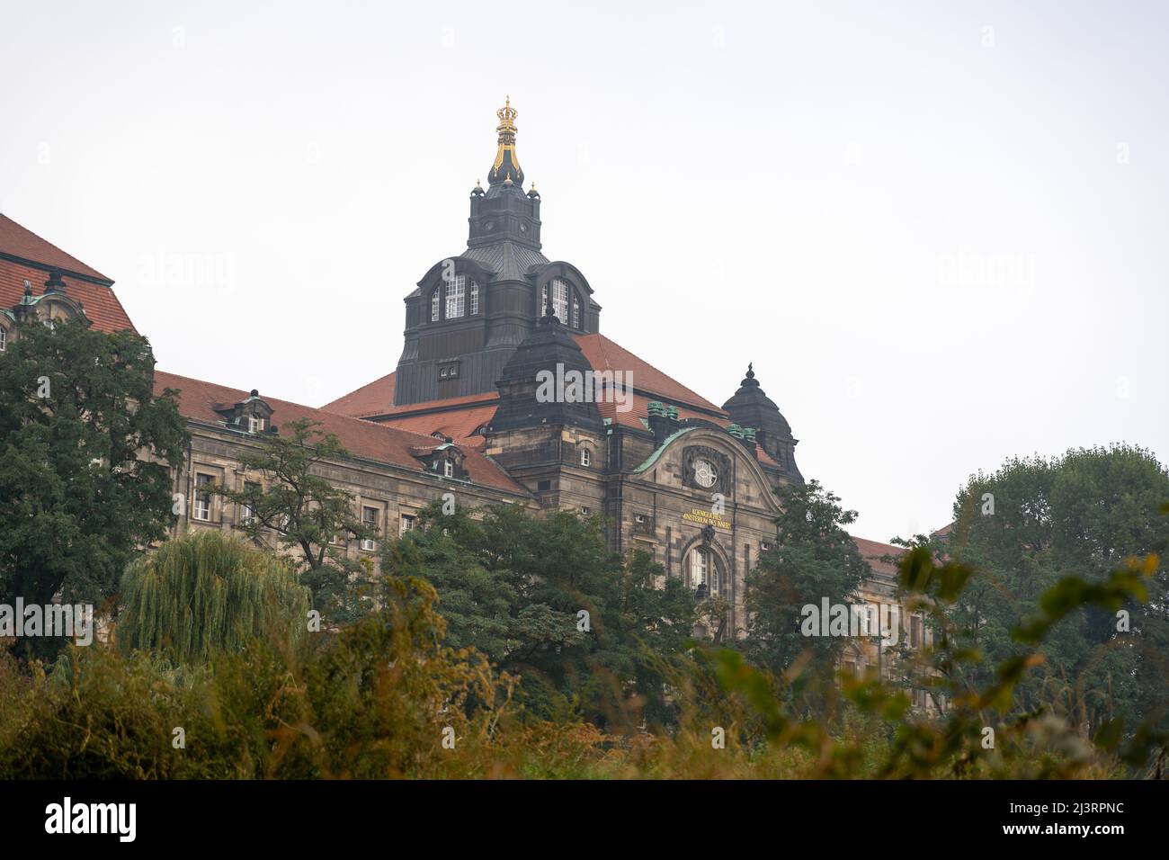 Innenministerium von der Elbe. Majestätisches Regierungsgebäude mit einem kleinen Turm. Historische Architektur in der Stadt Dresden. Stockfoto