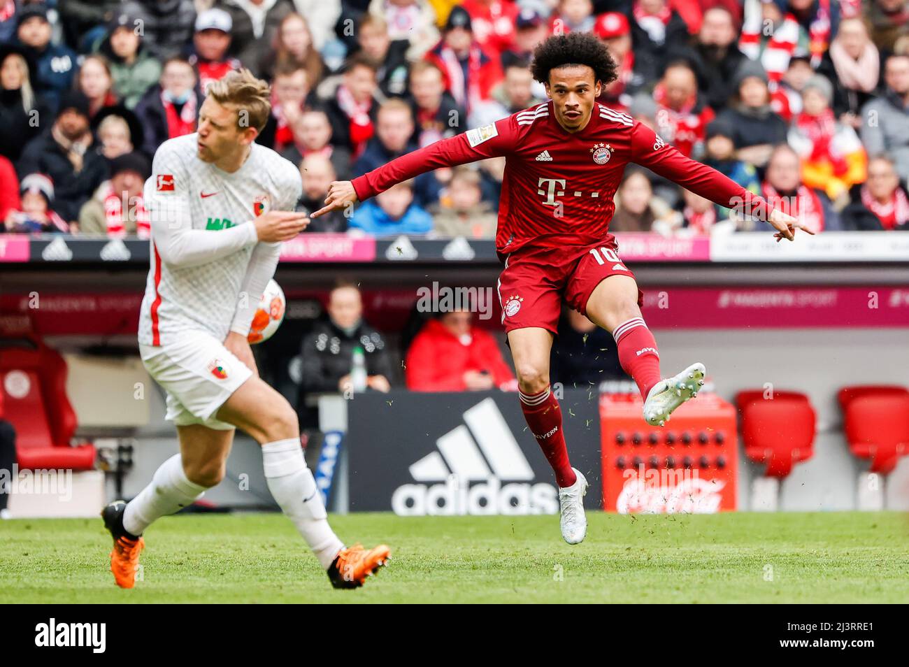 München, Deutschland. 9. April 2022. Leroy Sane (R) von Bayern München schoss während eines Bundesliga-Spiels zwischen Bayern München und dem FC Augsburg am 9. April 2022 in München. Quelle: Philippe Ruiz/Xinhua/Alamy Live News Stockfoto