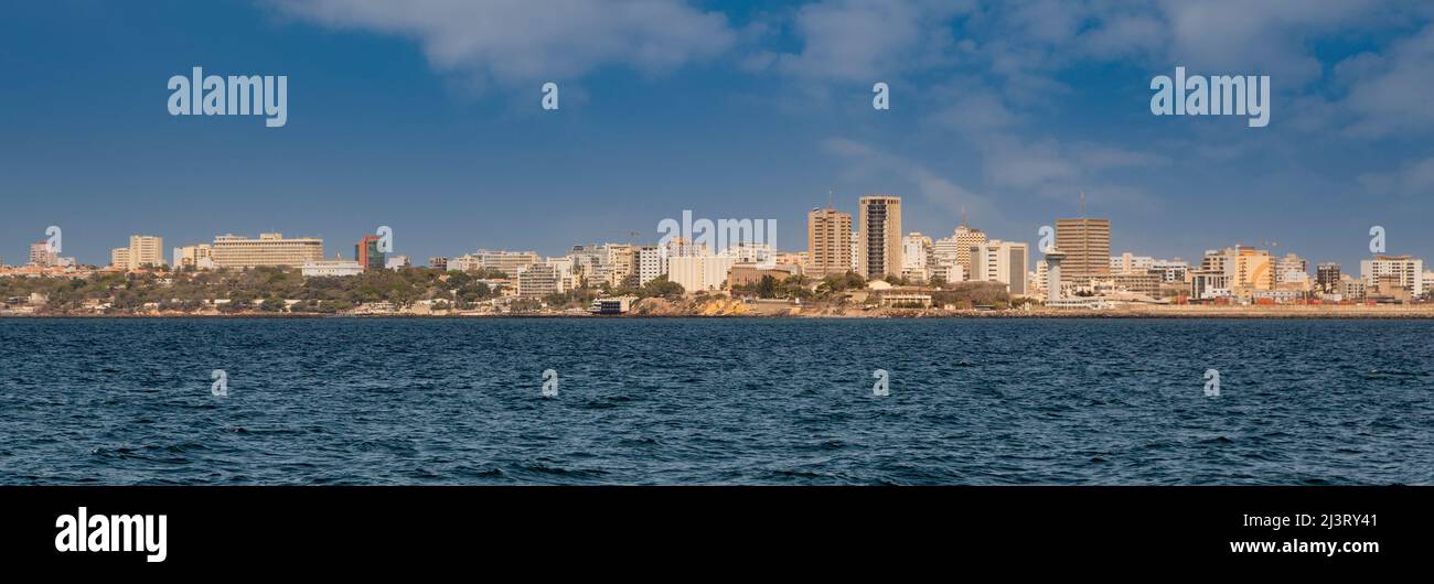 Dakar Skyline von Goree Island, Senegal. Das größte Gebäude auf der linken Seite ist ein Regierungsgebäude. Stockfoto