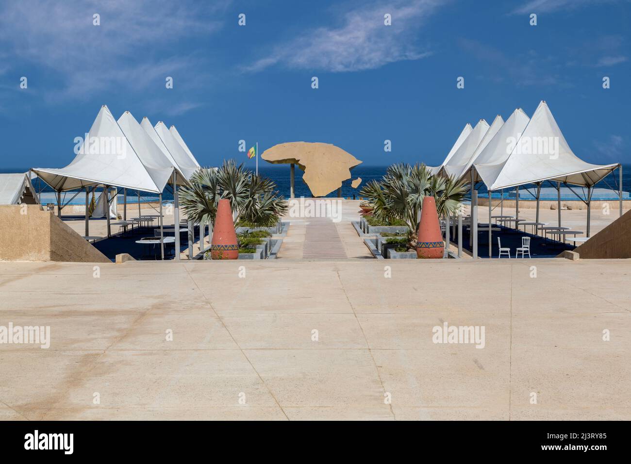 Dakar, Senegal. Place du Souvenir, ein Denkmal zur Erinnerung an die Verlorenen in der Joola Ferry-Katastrophe von 2002. Stockfoto