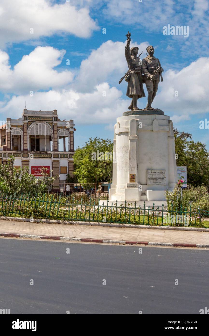 Dakar, Senegal. Place du Tirailleur, mit Statue zu Demba und Dupont, Helden des Ersten Weltkriegs.Dakar Bahnhof im Hintergrund. Stockfoto