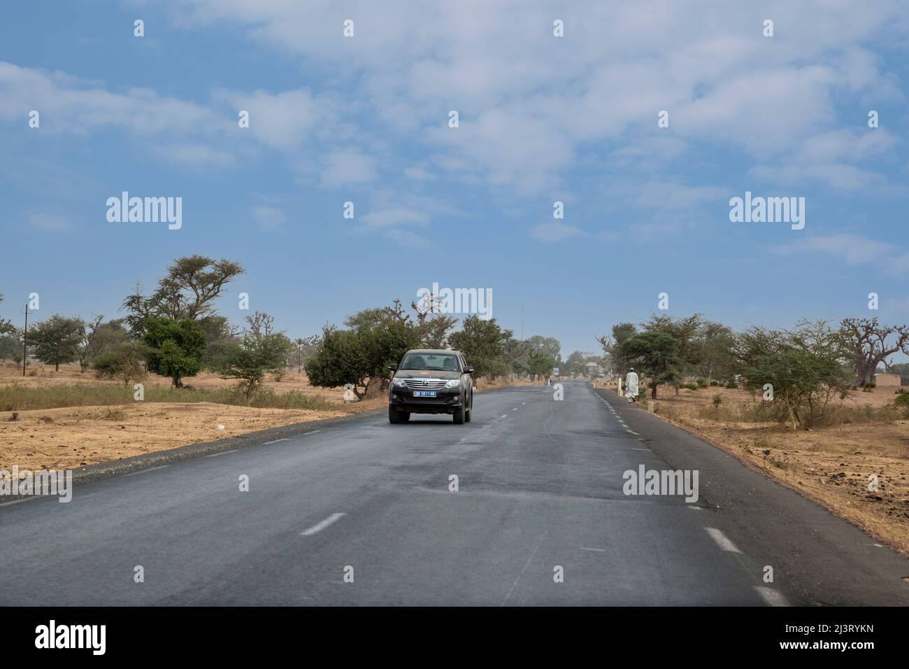 Asphaltierte Straße, in der Nähe von Koalack, Senegal Stockfoto