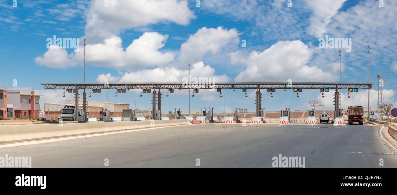 Mautstelle, moderne unterteilt Highway in der Nähe von Dakar, Senegal. Stockfoto