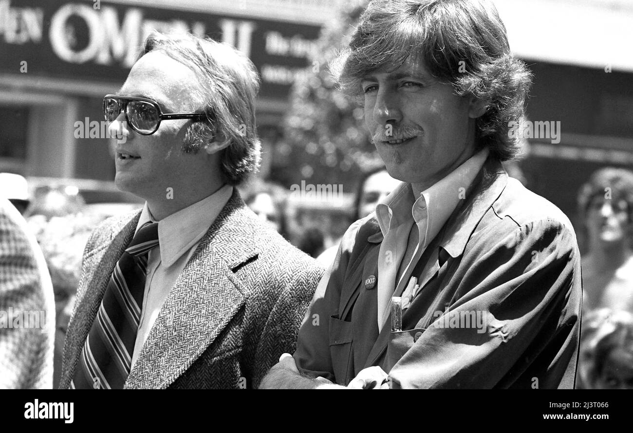 Stephen Stills und Graham Nash auf dem Hollywood Boulevard für die Enthüllung des Crosby-, Stills- und Nash-Stars auf dem historischen Walk of Fame-Bürgersteig, 1978 Stockfoto