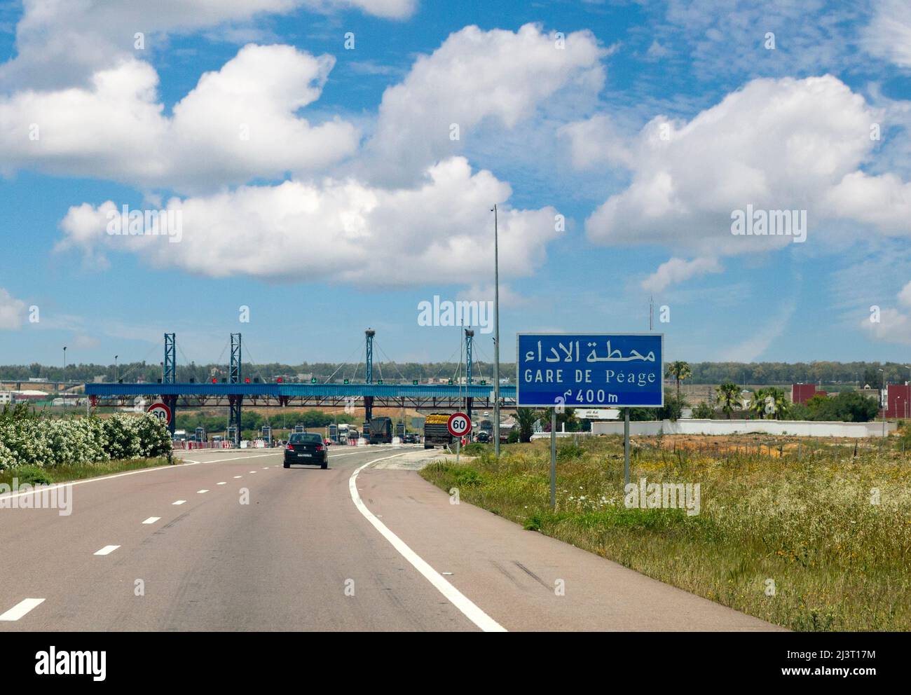 Marokko.  Annäherung an die Mautstelle auf Autobahn a-2, zwischen Meknes und Rabat. Stockfoto