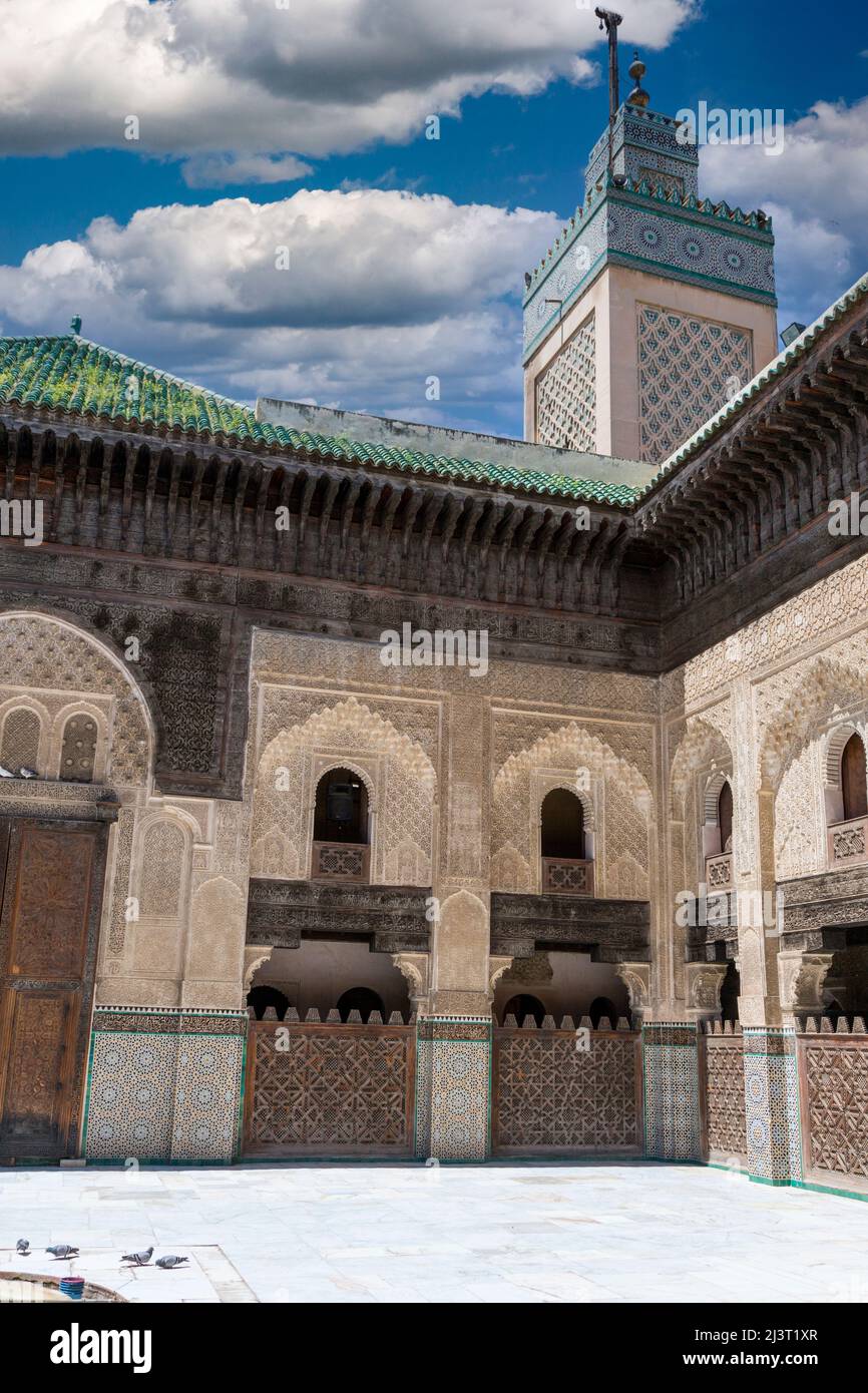 Fes, Marokko.  Medersa Bou Inania, in der Medina, inneren Hof. Stockfoto