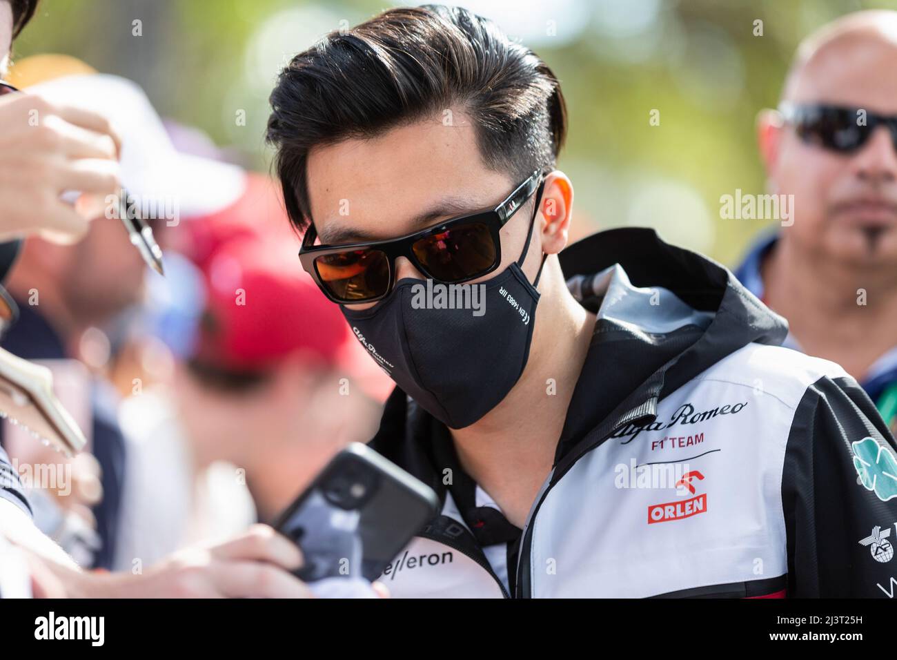 Melbourne, Australien. 09. April 2022. Zhou Guanyu aus China interagiert mit Fans auf dem Melbourne Walk vor dem Großen Preis von Australien 2022 auf der Rennstrecke des Albert Park Grand Prix. Kredit: SOPA Images Limited/Alamy Live Nachrichten Stockfoto