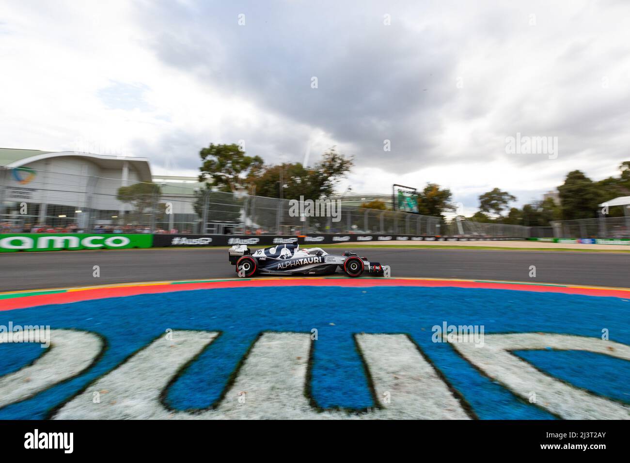 Melbourne, Australien. 09. April 2022. Der Franzose Pierre Gasly fährt die Scuderia AlphaTauri AT03 mit der Nummer 10 während des Qualifyings vor dem Grand Prix von Australien 2022 auf der Rennstrecke des Albert Park Grand Prix. Kredit: SOPA Images Limited/Alamy Live Nachrichten Stockfoto