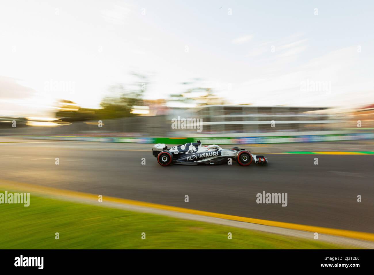 Melbourne, Australien. 09. April 2022. Der Franzose Pierre Gasly fährt die Scuderia AlphaTauri AT03 mit der Nummer 10 während des Qualifyings vor dem Grand Prix von Australien 2022 auf der Rennstrecke des Albert Park Grand Prix. Kredit: SOPA Images Limited/Alamy Live Nachrichten Stockfoto