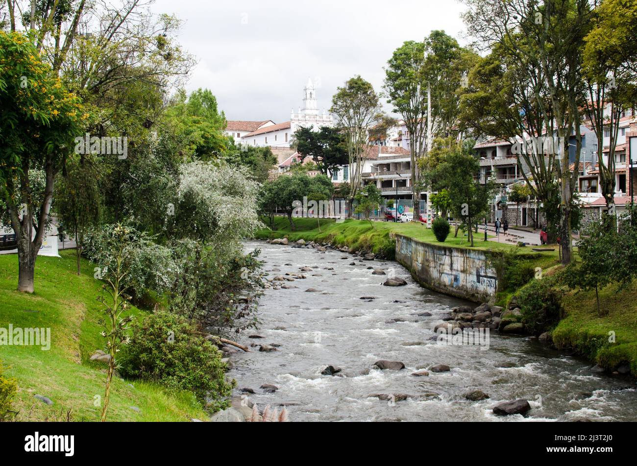 Blick auf den Tomebamba Fluss, der entlang der Stadt Cuenca verläuft, von der Puente de Todos Los Santos aus gesehen Stockfoto