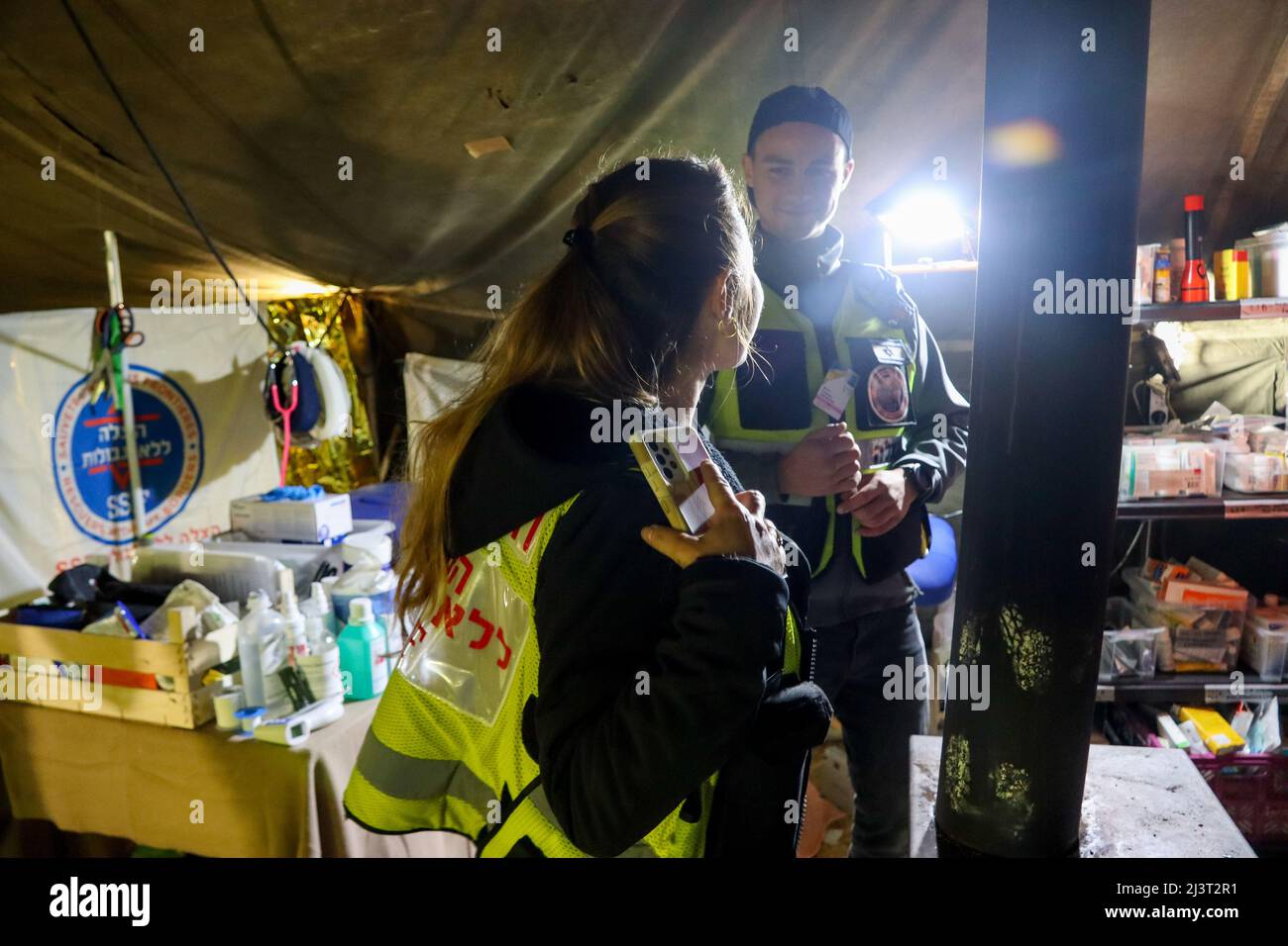 Medyka, Polen. 8. April 2022. Jacob, ein israelischer Arzt und Forensik-Wissenschaftler aus Israel Aiella, vertreten die SSA, Retter ohne Grenzen, im Medyka Border Camp. Hier im Medical Zelt am 9. April 2022 fühlt es sich warm und gemütlich an, verglichen mit dem eisigen Regen draußen, mit seinem Holzofen und dem medizinischen Personal, das Wärme und Pflege ausstrahlt. Sie verzeichnen täglich mehr als 30 Patienten. (Bild: © Amy Katz/ZUMA Press Wire) Stockfoto